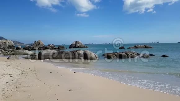 海景有巨大岩石的天堂海滩视频的预览图