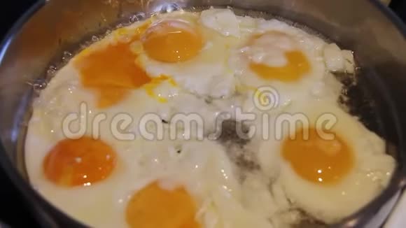烤鸡蛋我们在煎锅里烤五个鸡蛋视频的预览图