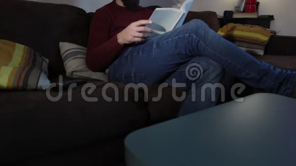 一个人坐在沙发上放松地看书视频的预览图