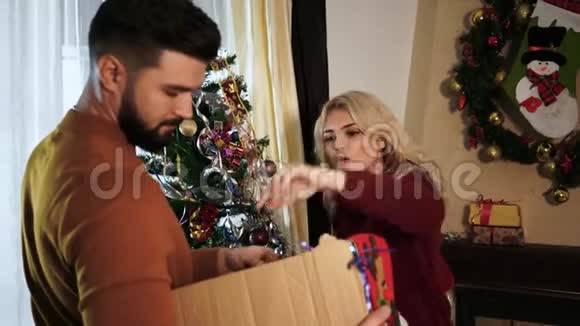 带着圣诞装饰品的盒子里放着快乐的新年头巾的金发白种人女人的特写镜头视频的预览图