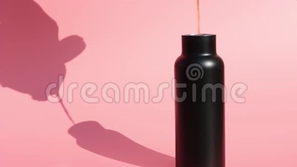 咖啡是在粉红色背景上倒入可重复使用的金属瓶视频的预览图