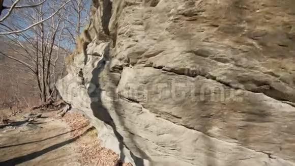 大型岩石山森林旁的飞行摄像机高级详细电影视频的预览图