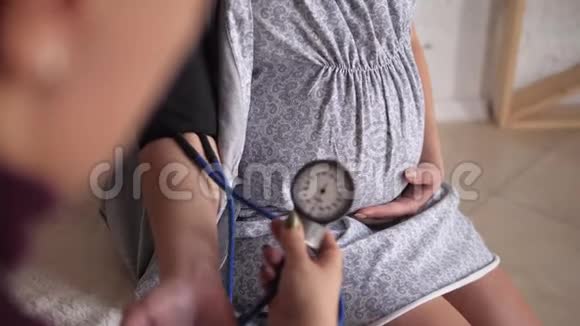 体检医生检查孕妇床上血压计视频的预览图