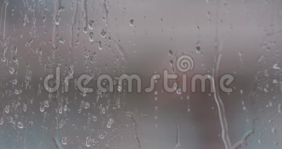 窗户下着大雨水滴慢慢地从我的窗户流下来视频的预览图
