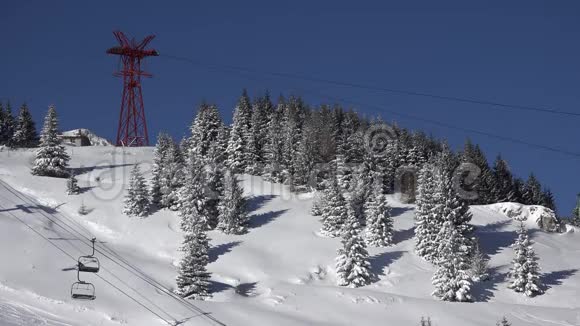 4K阿尔卑斯山滑雪缆车高山缆车冬季运动游客滑雪视频的预览图