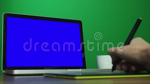 男性手使用数字绘图平板电脑和笔记本电脑背景色键视频的预览图