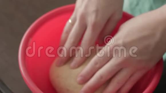 女孩准备面团烘焙女人手揉面包视频的预览图