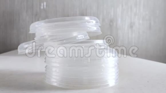 透明塑料盖相互上落特写拒绝一次性塑料盘子的主题视频的预览图