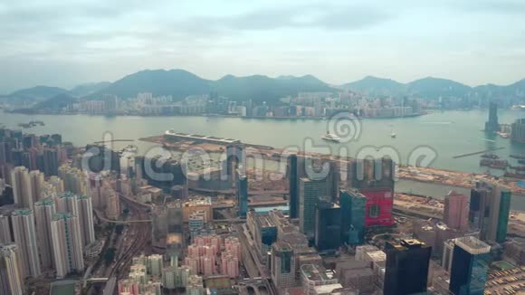 香港住宅区港口及九龙湾的鸟瞰图视频的预览图
