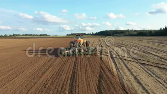 农民在拖拉机上播种农田土壤中的种子视频的预览图