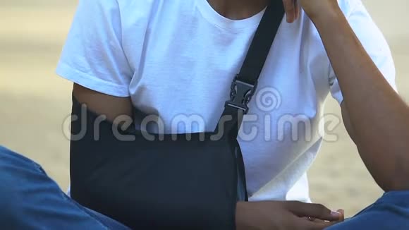在户外活动运动创伤时手臂吊带的非裔美国男性青少年视频的预览图