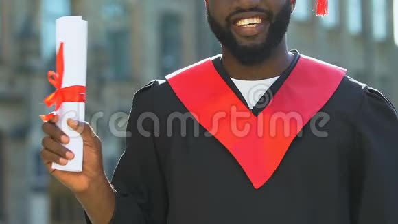非裔美国男学生硕士持有文凭现代教育视频的预览图