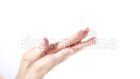妇女用酒精消毒凝胶洗手以清洁白色背景下的手卫生视频的预览图