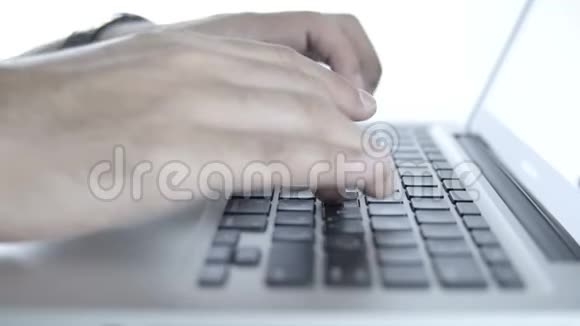 在办公室里用笔记本电脑工作的商人的双手视频的预览图