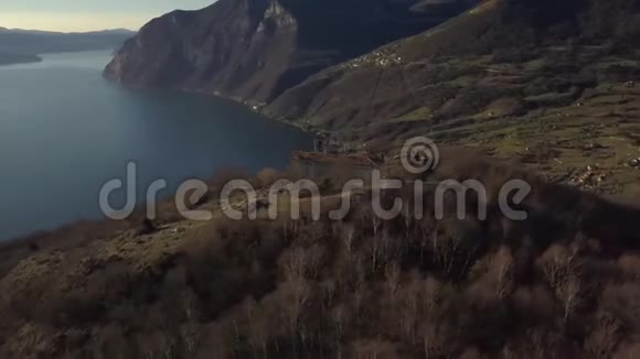 以阿尔卑斯山为背景的伊索湖日出浪漫风景视频的预览图