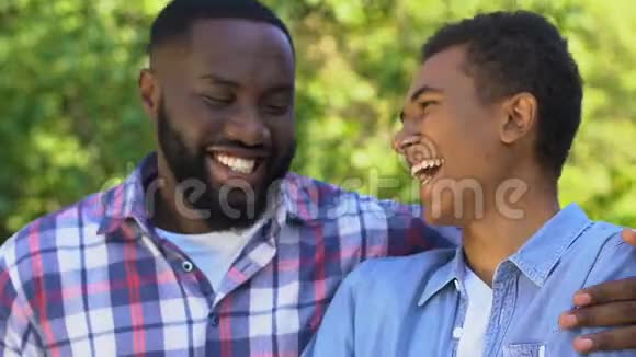 嘲笑美国黑人男人拥抱快乐的儿子世代结合团结视频的预览图