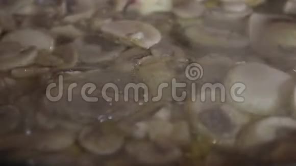 在平底锅中煮香槟榔蘑菇视频的预览图