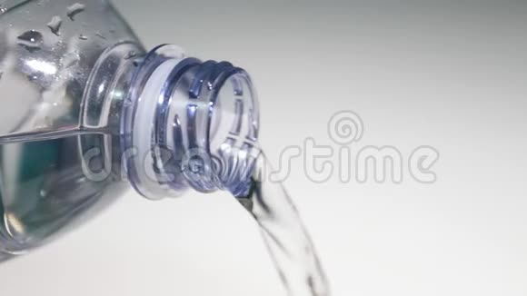 水缓慢地从瓶子里流出视频的预览图