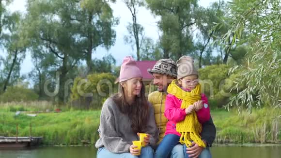 秋湖附近的家庭开销视频的预览图