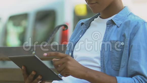 带耳机的美国黑人少年在平板电脑上混音混音视频的预览图