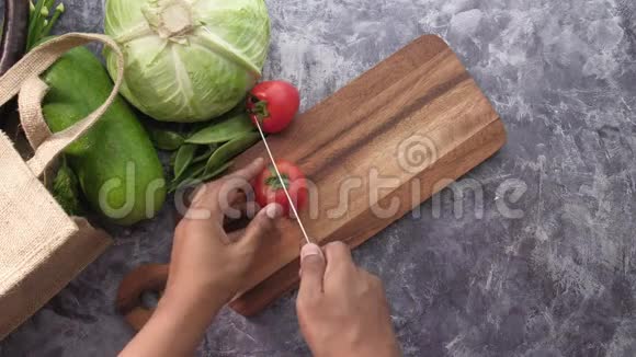 年轻人在家做饭厨房切番茄视频的预览图