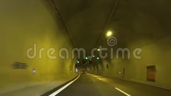 4K隧道交通道路雨中驾驶汽车高速公路风雨挡风玻璃行驶视野视频的预览图
