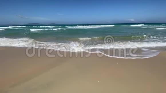空沙滩碧海蓝天背景海浪视频的预览图