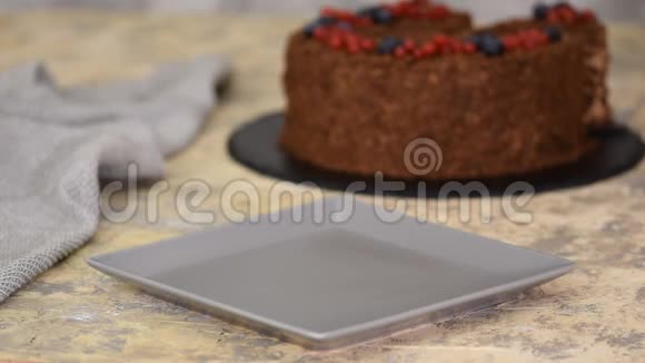 法国巧克力仑饼的膨松糕点与浆果在盘子特写视频的预览图