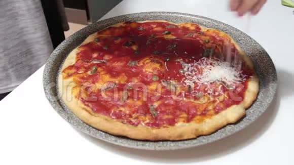 在披萨上加入帕尔马干酪和凤尾鱼视频的预览图