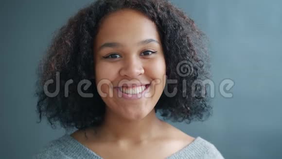 黑人背景下快乐的美国黑人学生微笑的肖像视频的预览图