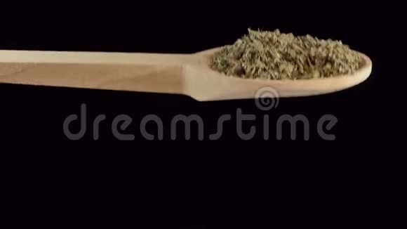 一勺干百里香草香料和食品成分视频的预览图