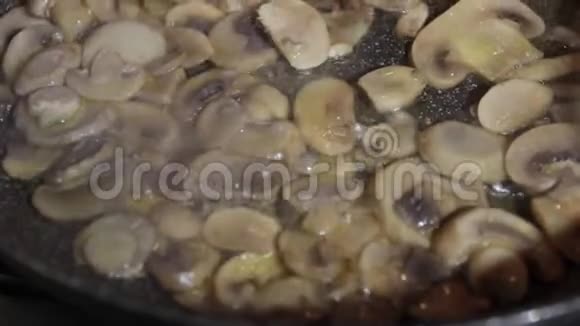 在平底锅中煮香槟榔蘑菇慢慢地多莉视频的预览图