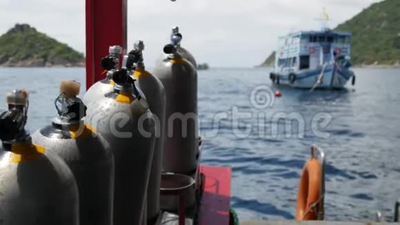 一排氧气罐和潜水设备放置在现代船在荡漾的海洋附近的Koh陶度假村泰国概念视频的预览图