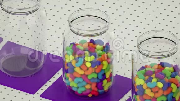 果冻豆落在透明的罐子垂直无缝循环与阿尔法面具黑白从4KUHD视频的预览图