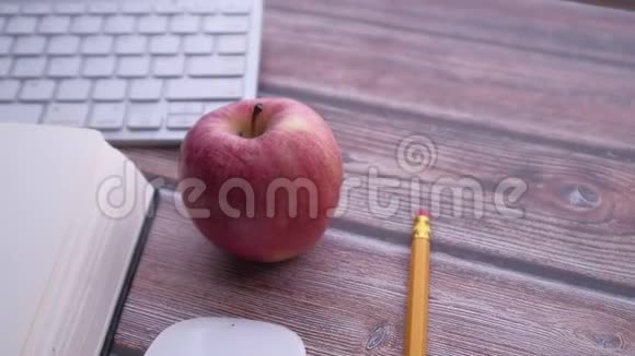 回到学校的概念苹果放在桌子上或桌子上视频的预览图
