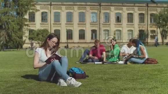 女学生被同伴欺负视频的预览图