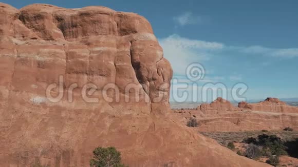 公园拱门内悬崖和纪念碑的橙色岩石形态全景视频的预览图