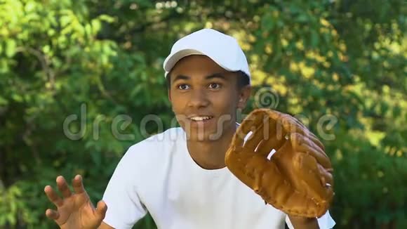 青少年帅哥在户外打棒球休闲活动爱好视频的预览图