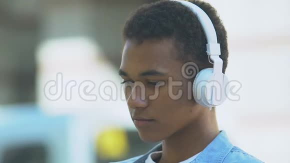 令非裔美国少年在听音乐的耳机里心烦意乱视频的预览图