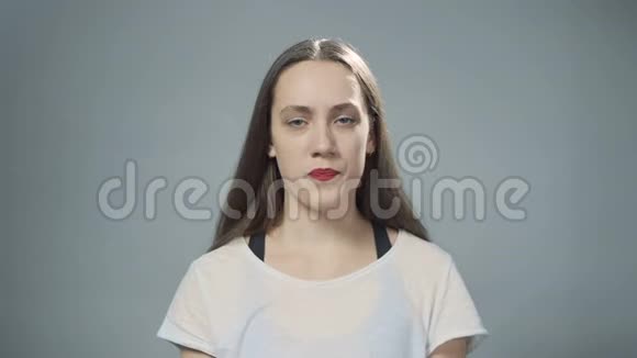 年轻挑剔的女人的视频视频的预览图