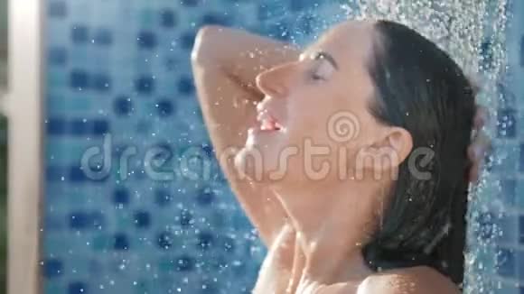 微笑的湿女人在户外淋浴时的特写镜头积极情绪慢动作视频的预览图