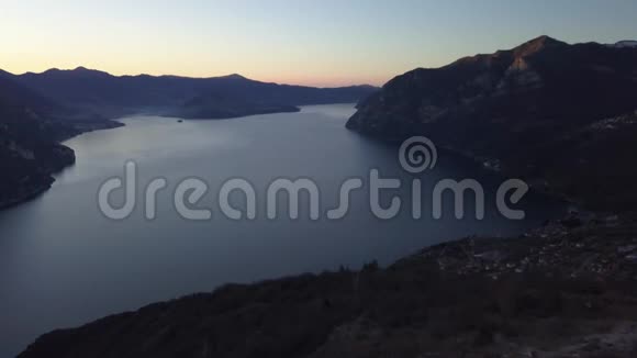 以阿尔卑斯山为背景的伊索湖日出浪漫风景视频的预览图