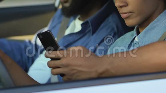 非裔美国人对青少年在驾驶座上滚动智能手机不满视频的预览图