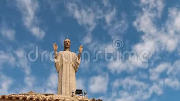 奥特罗的时间流逝基督基督克里斯多德尔奥特罗在冬天在西班牙的帕伦西亚有戏剧性的天空视频的预览图