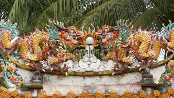 宗教色彩斑斓的龙雕以中国传统风格装饰的寺庙艺术建筑视频的预览图