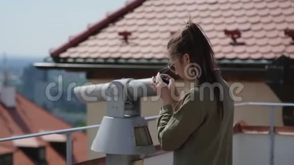 女人正在用望远镜观察城市的地标视频的预览图