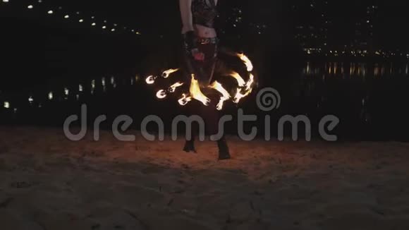 火女表演舞步举着火扇视频的预览图