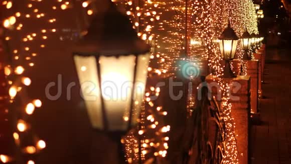 圣诞节晚上街上路灯上闪烁着模糊的金色灯光视频的预览图