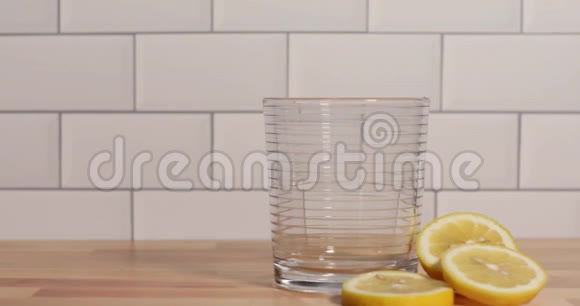 柑橘类清爽鸡尾酒饮料手在冰中滴下将液体倒入岩石玻璃中视频的预览图