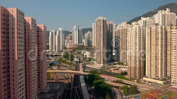 从上面看中国的城市景观公寓摩天大楼山脉视频的预览图